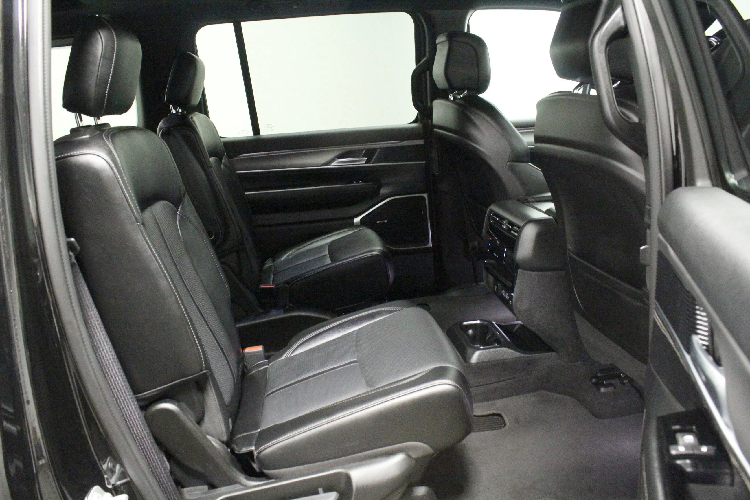 Used 2024 Diamond Black Crystal Pearlcoat Jeep Series II image 18