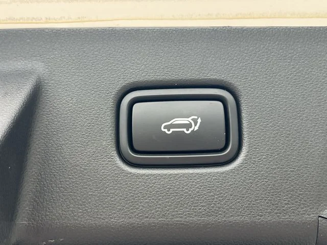 Used 2025 White Hyundai SEL image 39