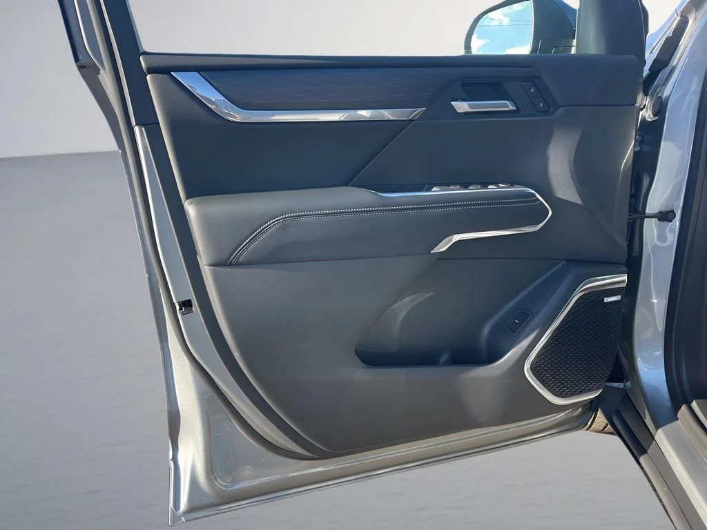 New 2026 Sterling Metallic GMC Elevation image 9