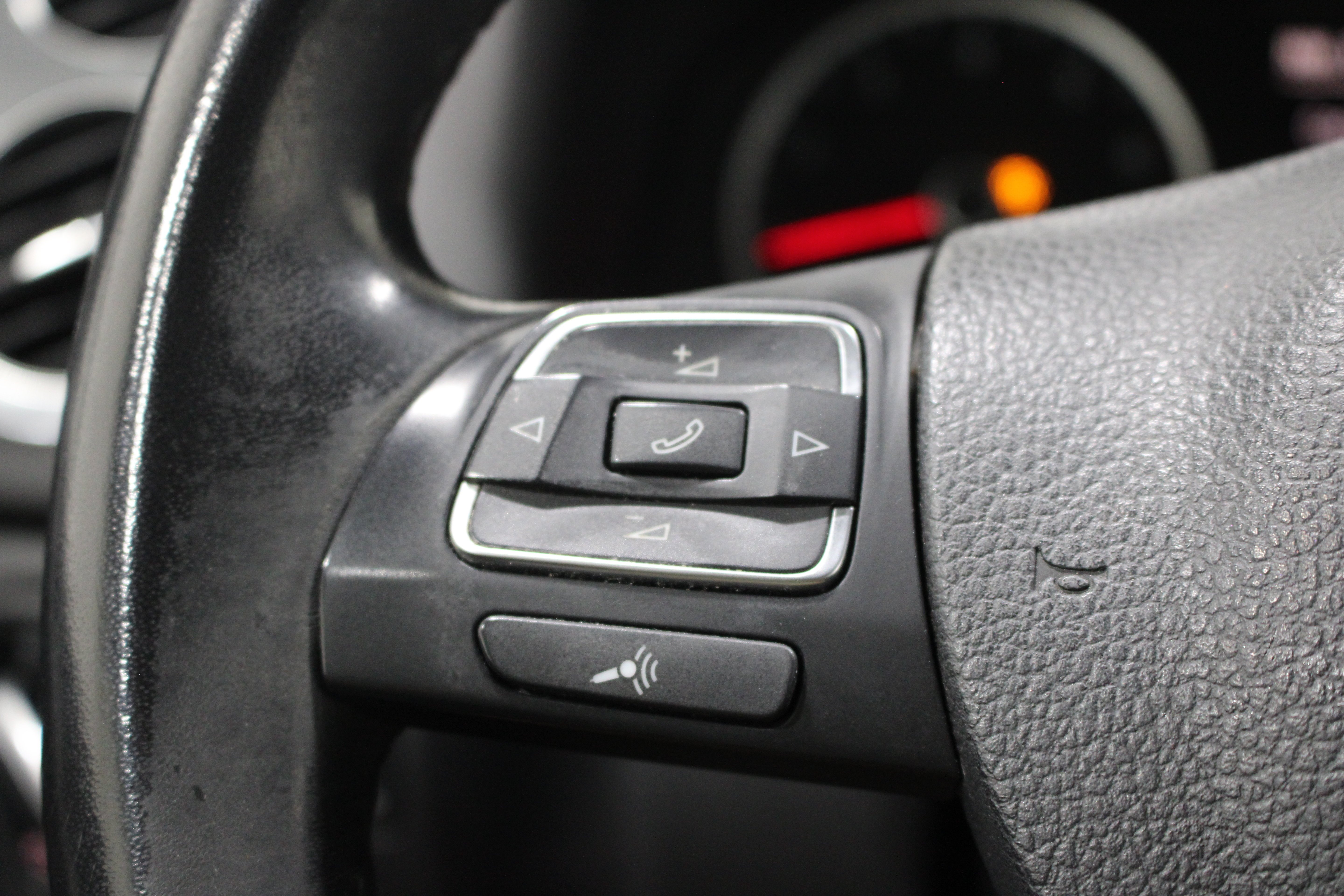 Used 2014 Deep Black Pearl Volkswagen SE image 11
