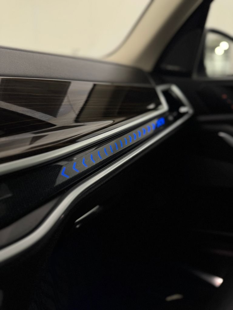 Used 2023 White Metallic BMW xDrive40i image 40
