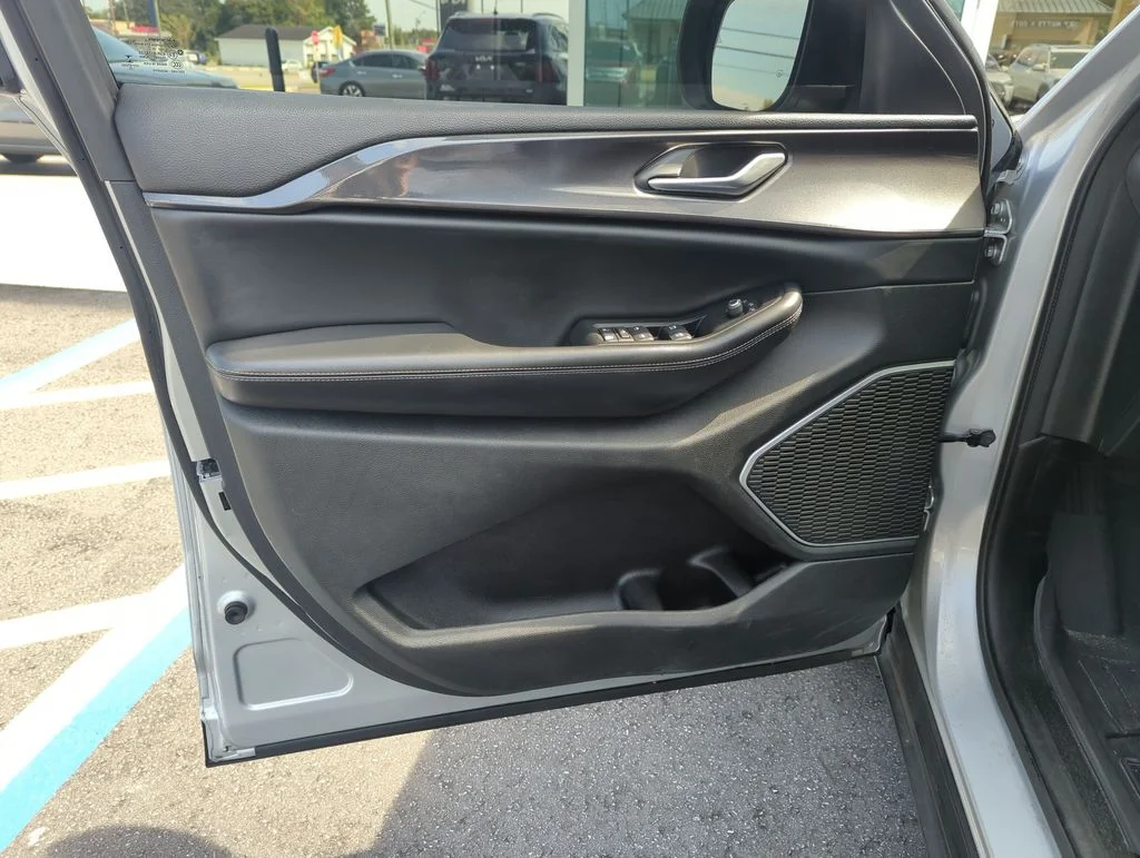 Used 2022 Silver Jeep Laredo image 18