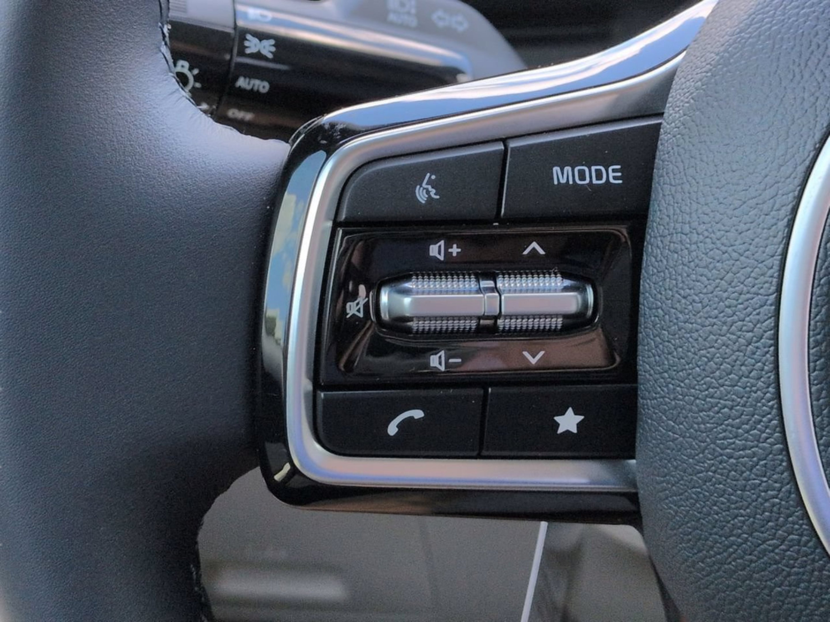 New 2026 Snow White Pearl Kia EX image 31
