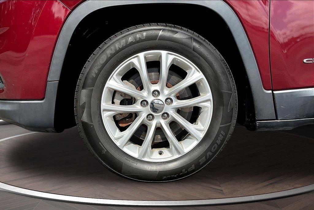 Used 2020 Red Jeep Latitude image 37