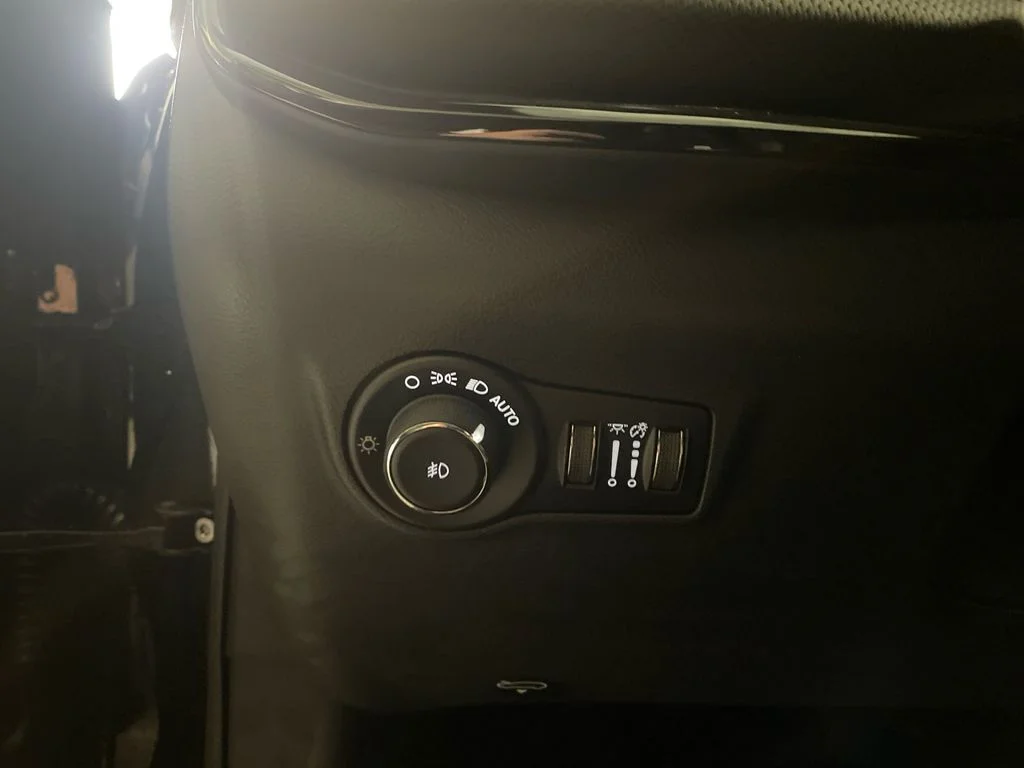 New 2026 Diamond Black Crystal Pearlcoat Jeep Latitude Altitude image 13