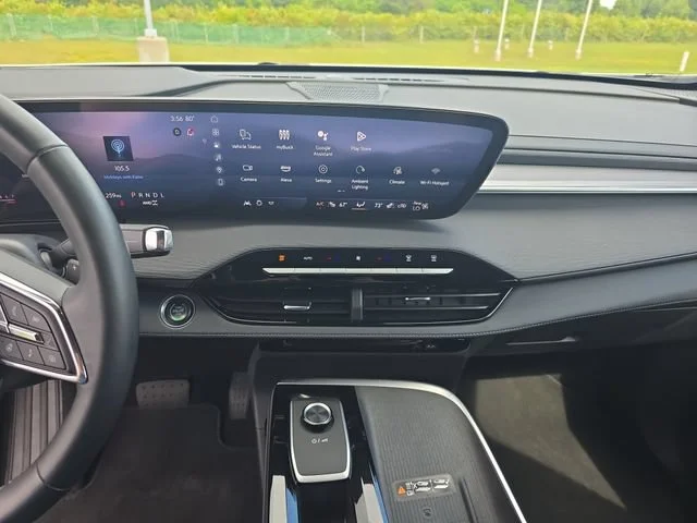 Used 2025 Summit White Buick Preferred image 18