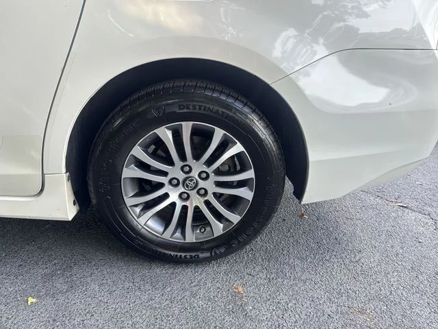 Used 2018 White Toyota XLE image 37