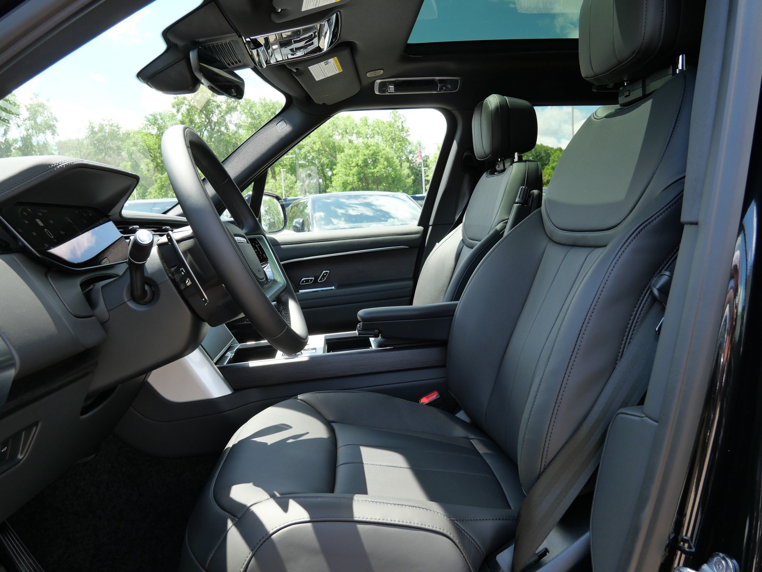 New 2026 Santorini Black Land Rover SE image 4