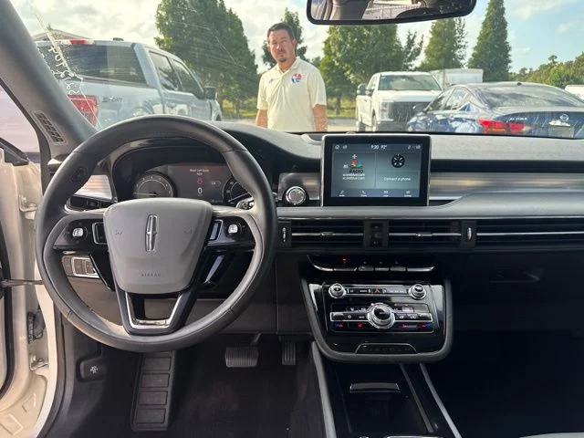 Used 2022 White Lincoln Standard image 11