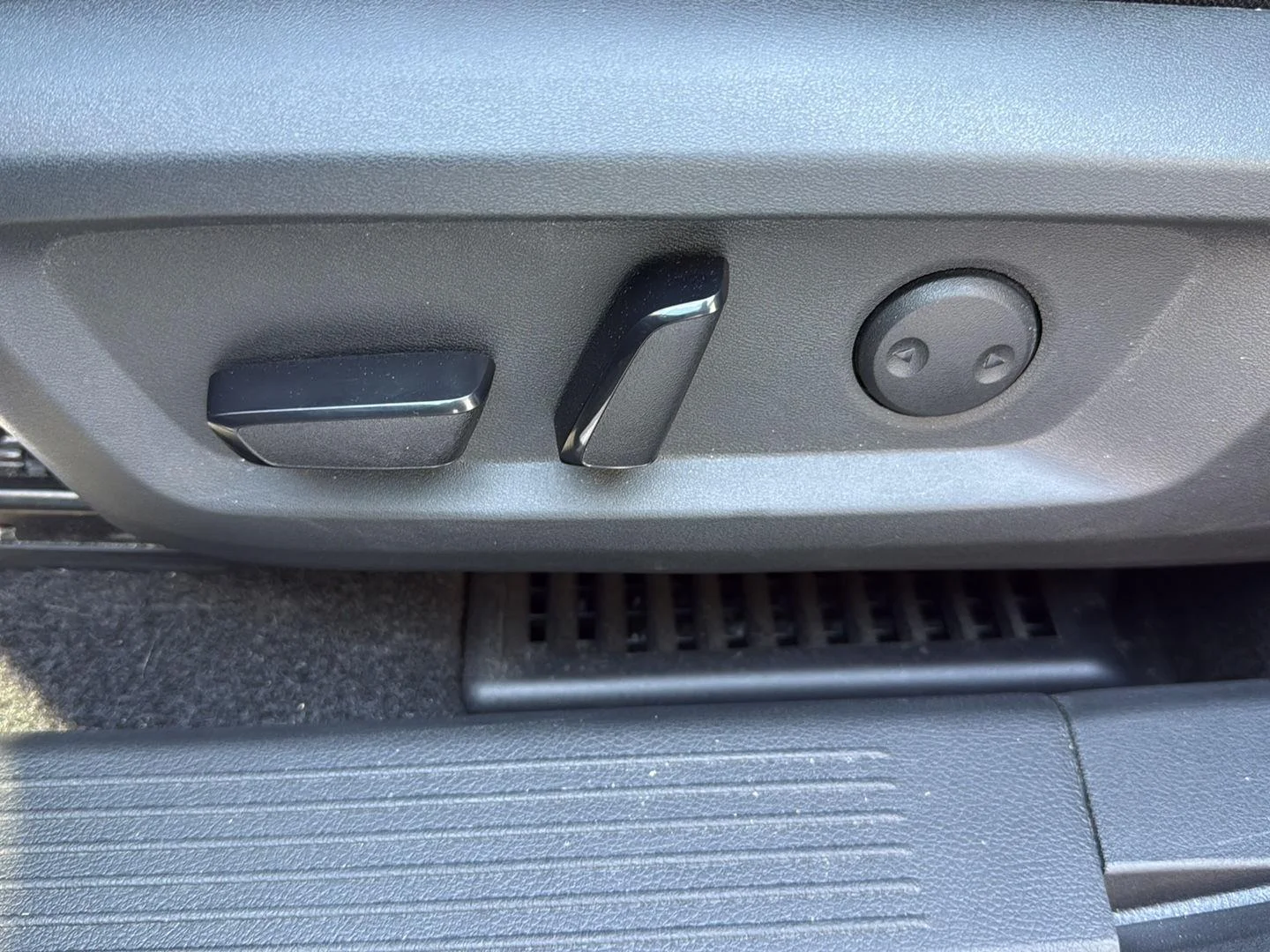Certified Used 2023 Gun Metallic Nissan SV image 18