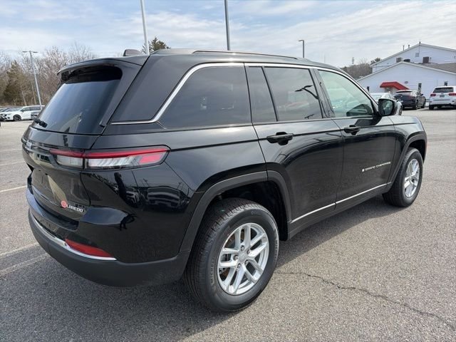 New 2026 Diamond Black Crystal Pearl-Coat Exterior Paint Jeep Laredo X image 3