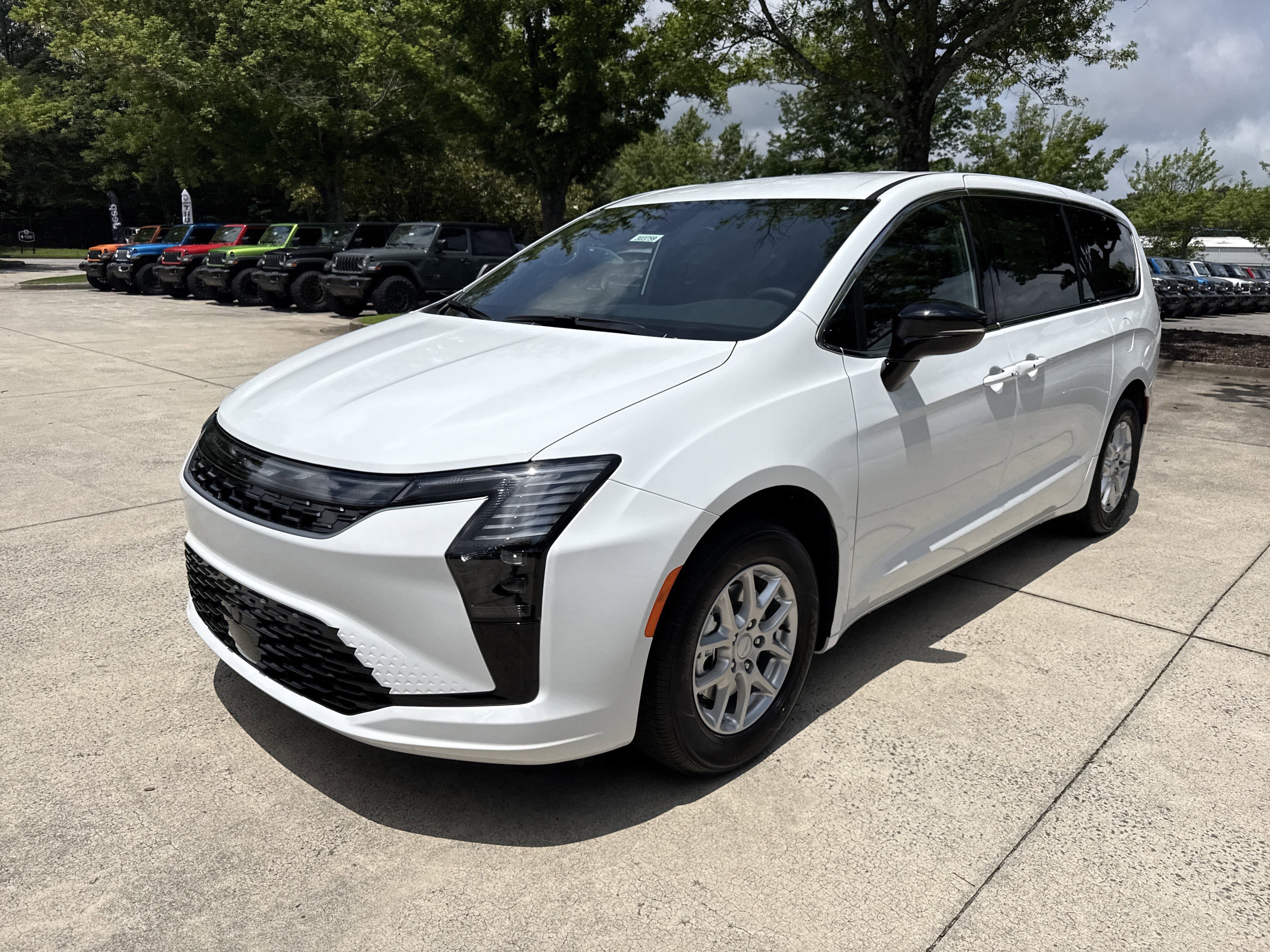 New 2027 Bright White Clear-Coat Exterior Paint Chrysler Select image 3