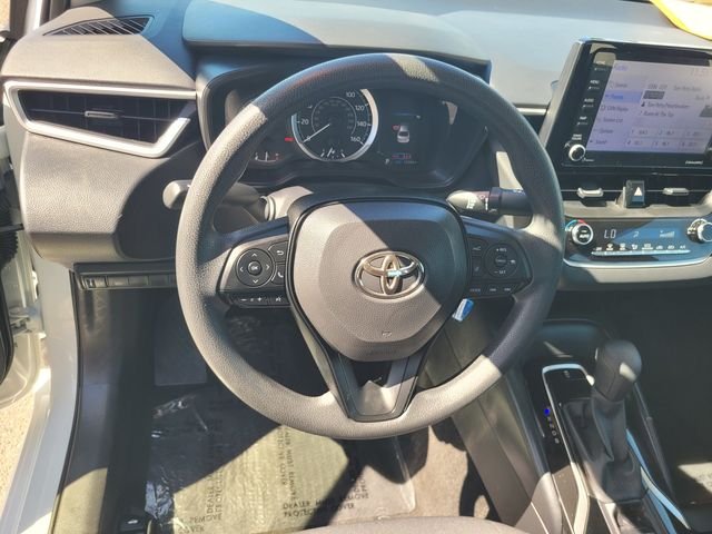 Used 2022 White Toyota LE image 29
