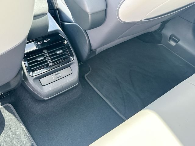 Used 2022  Volkswagen Pro S image 27