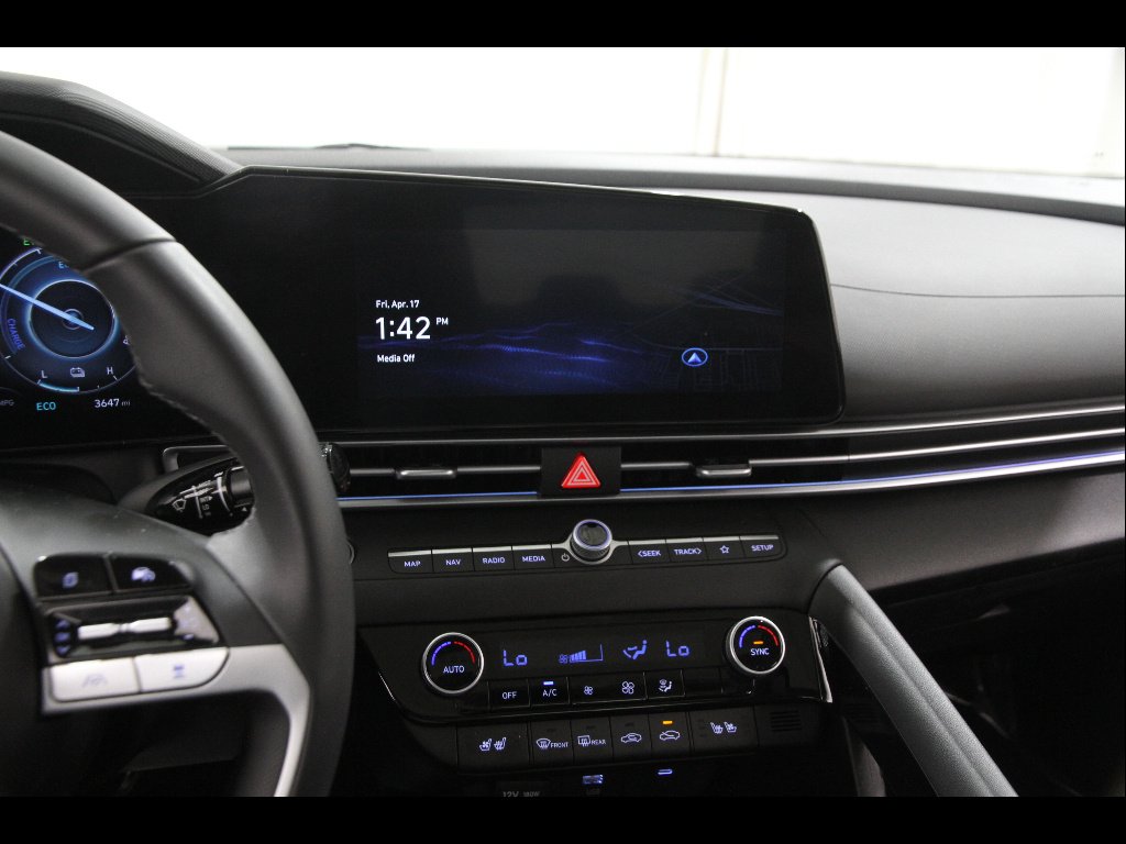 2025 Hyundai Elantra Limited - Photo 9