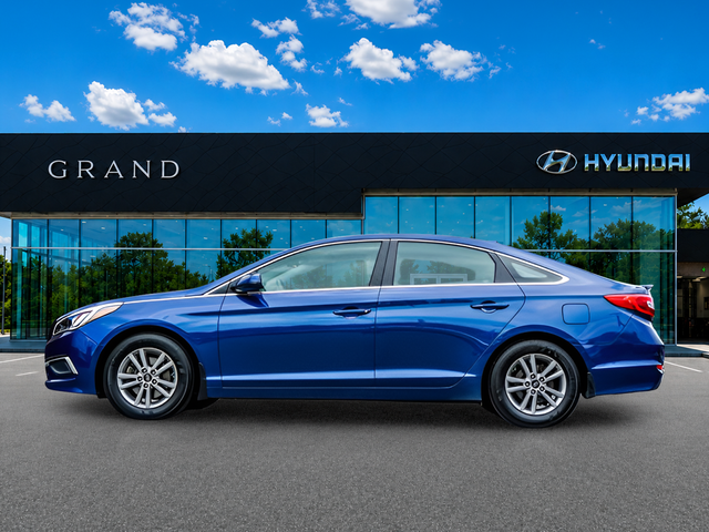 Used 2017 Blue Hyundai SE image 3
