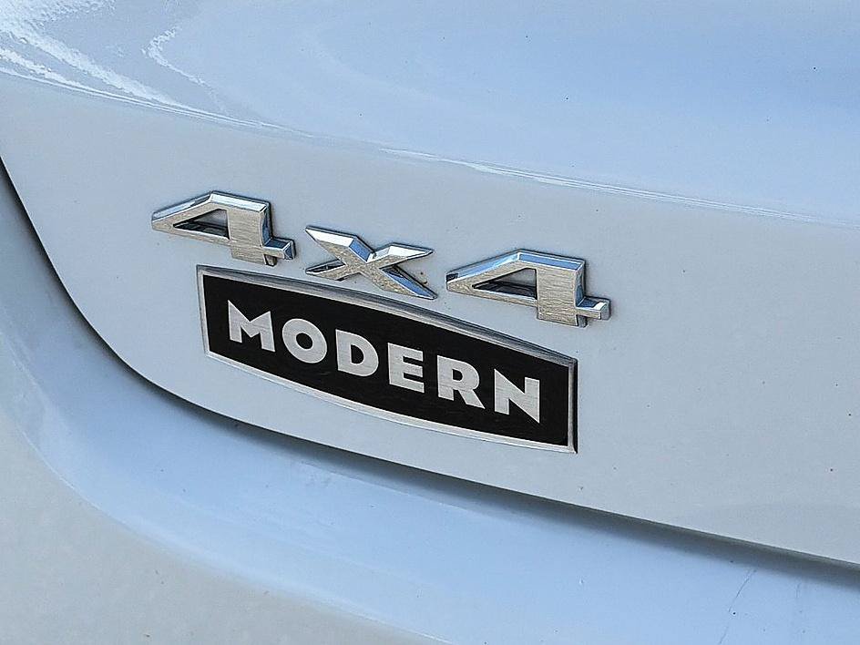 Used 2024 Bright White Clearcoat Jeep Latitude image 27