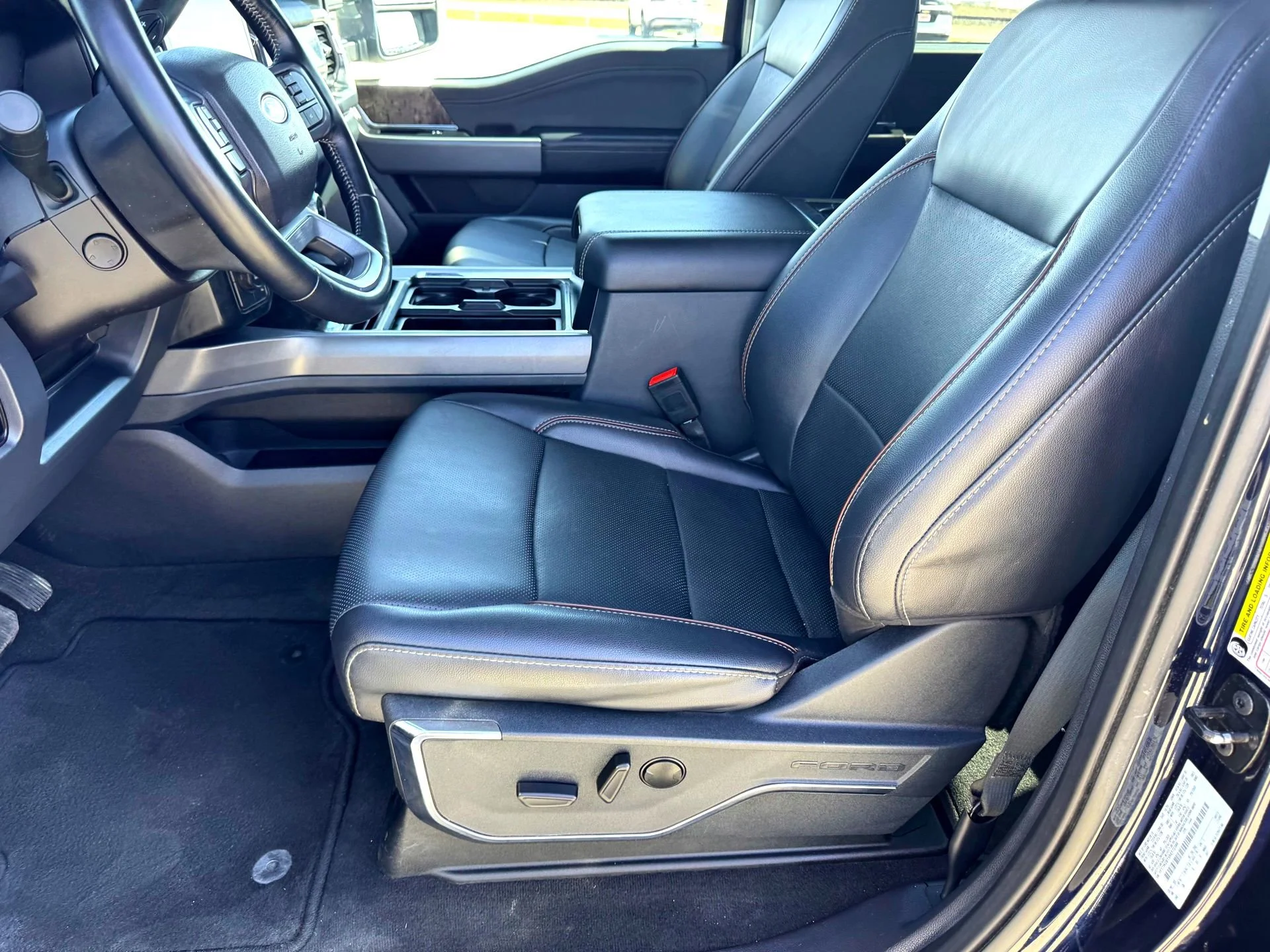 Used 2024  Ford Lariat image 12