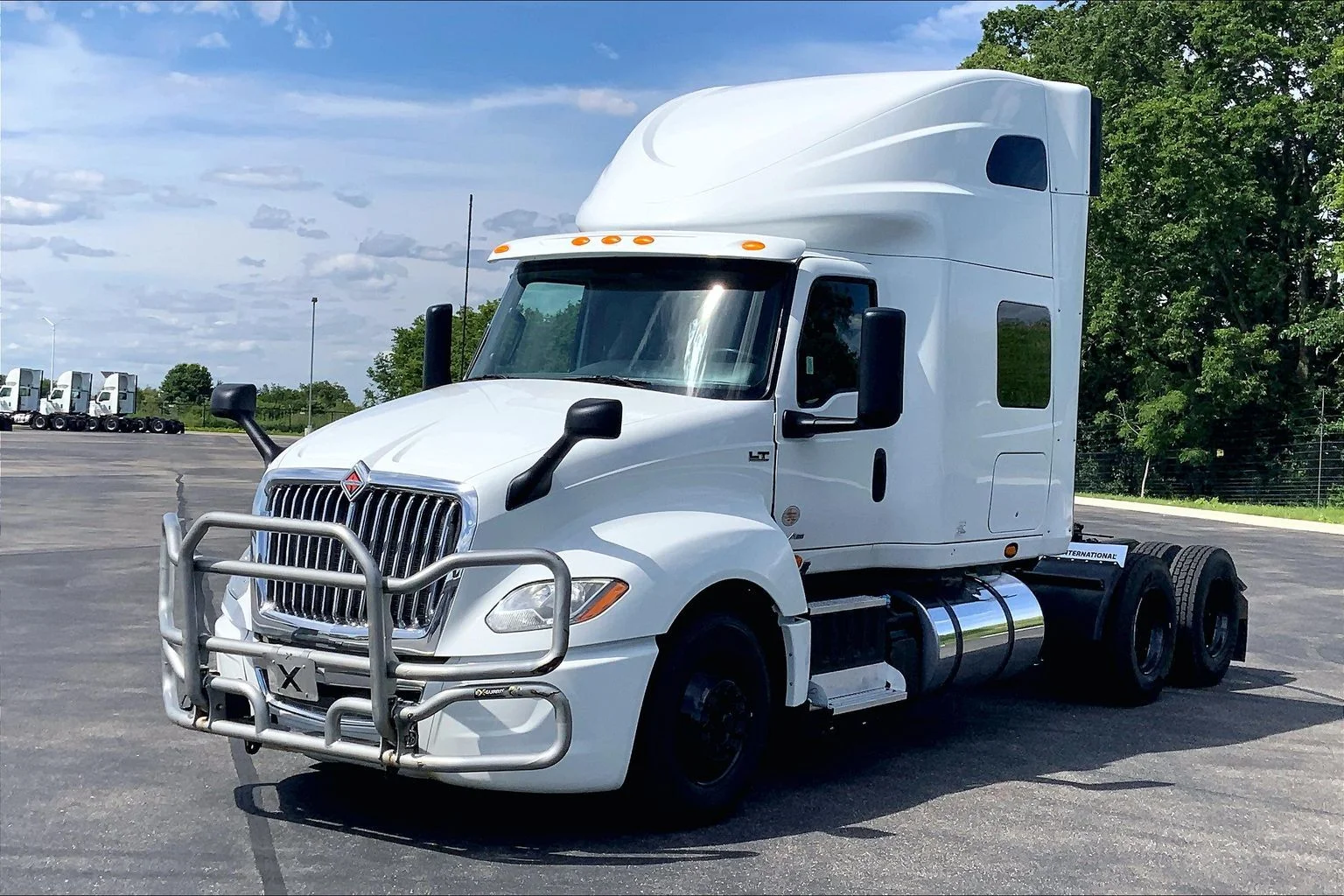 Used 2023 White International  image 3