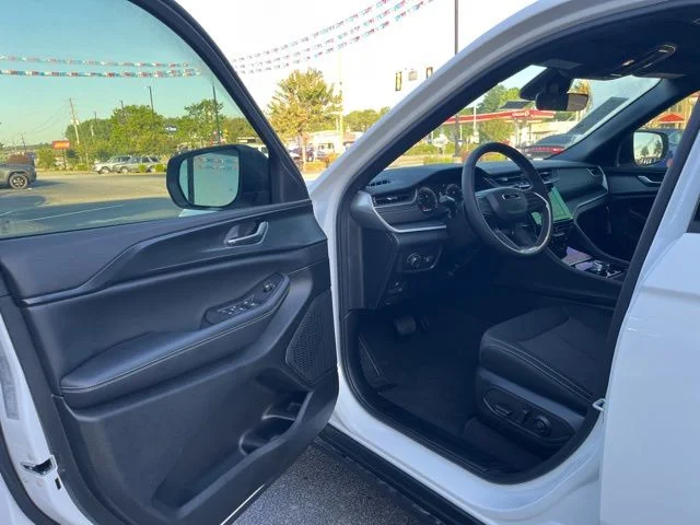 New 2026 Bright White Clear-Coat Exterior Paint Jeep Laredo X image 4