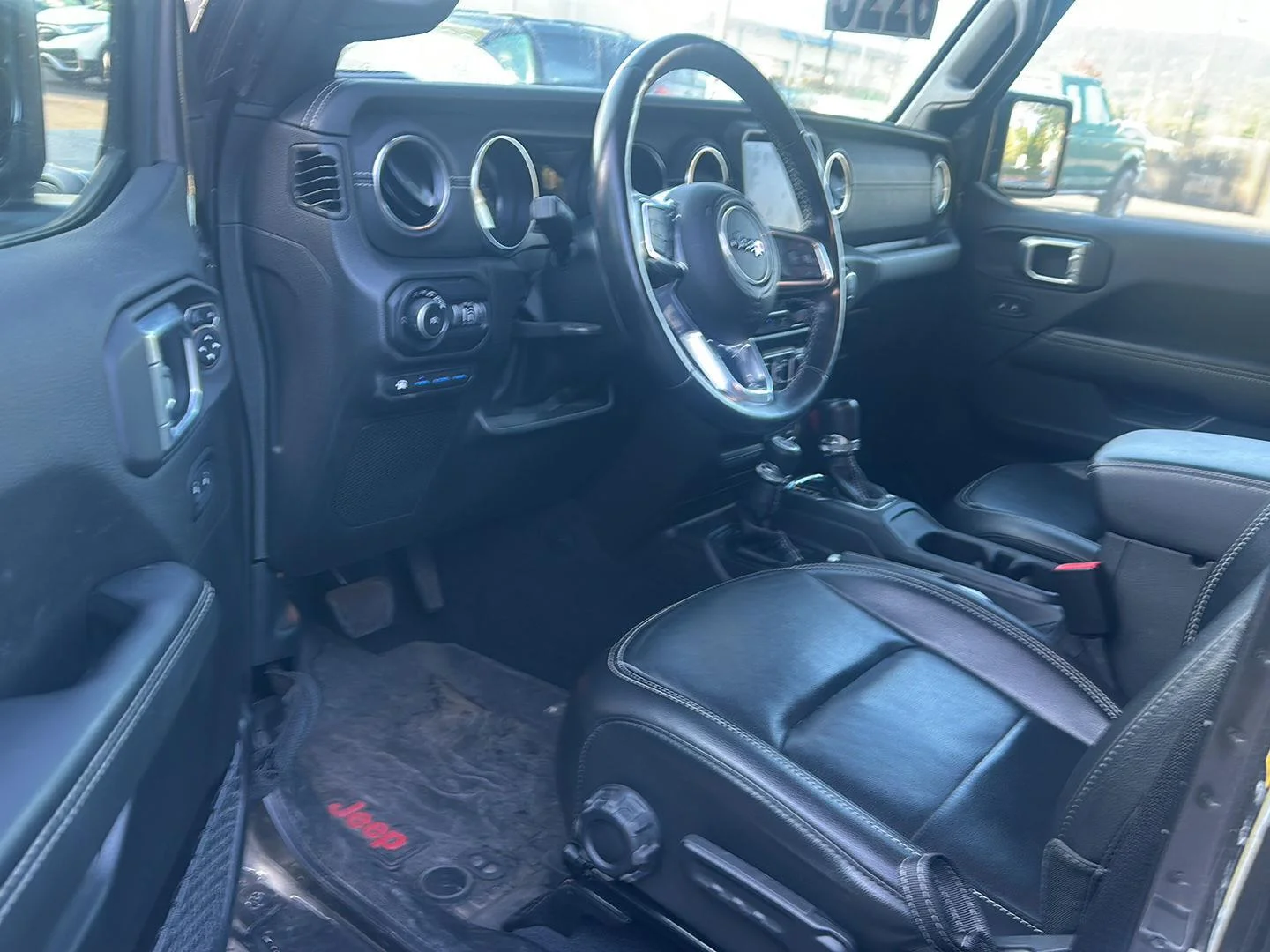 Used 2022 Granite Crystal Metallic Clearcoat Jeep Unlimited Sahara image 7
