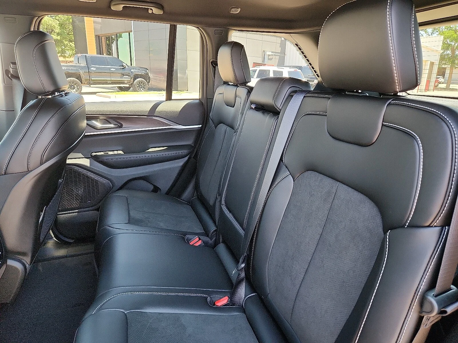 New 2026 Velvet Red Pearl-Coat  Paint Jeep LAREDO ALTITUDE 4X4 image 10