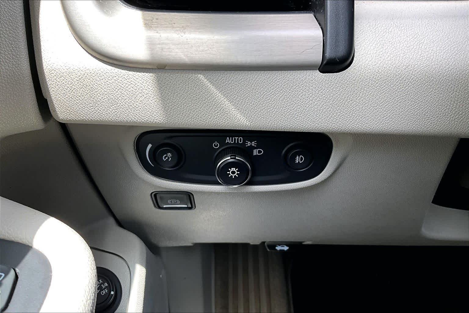 Used 2020 White Frost Tricoat GMC Denali image 34