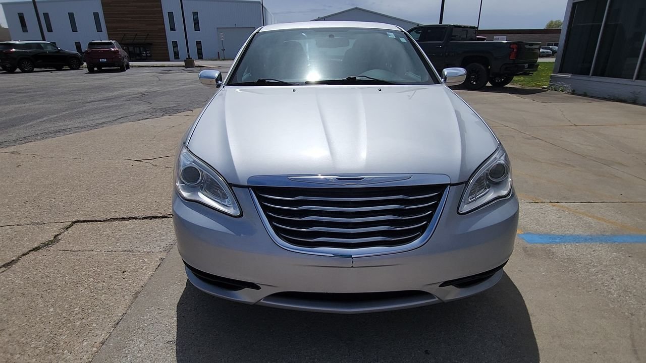Used 2012  Chrysler Limited image 3