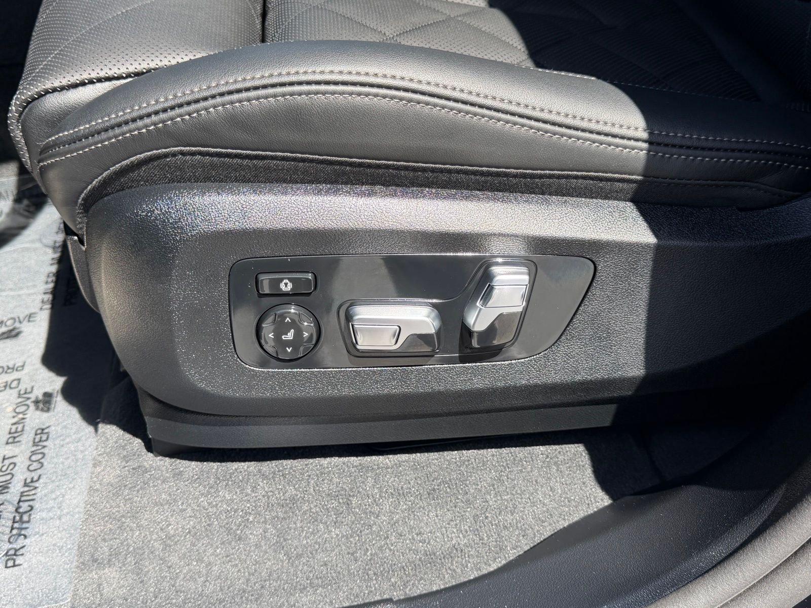 Used 2026 Black Sapphire Metallic BMW M60i image 24