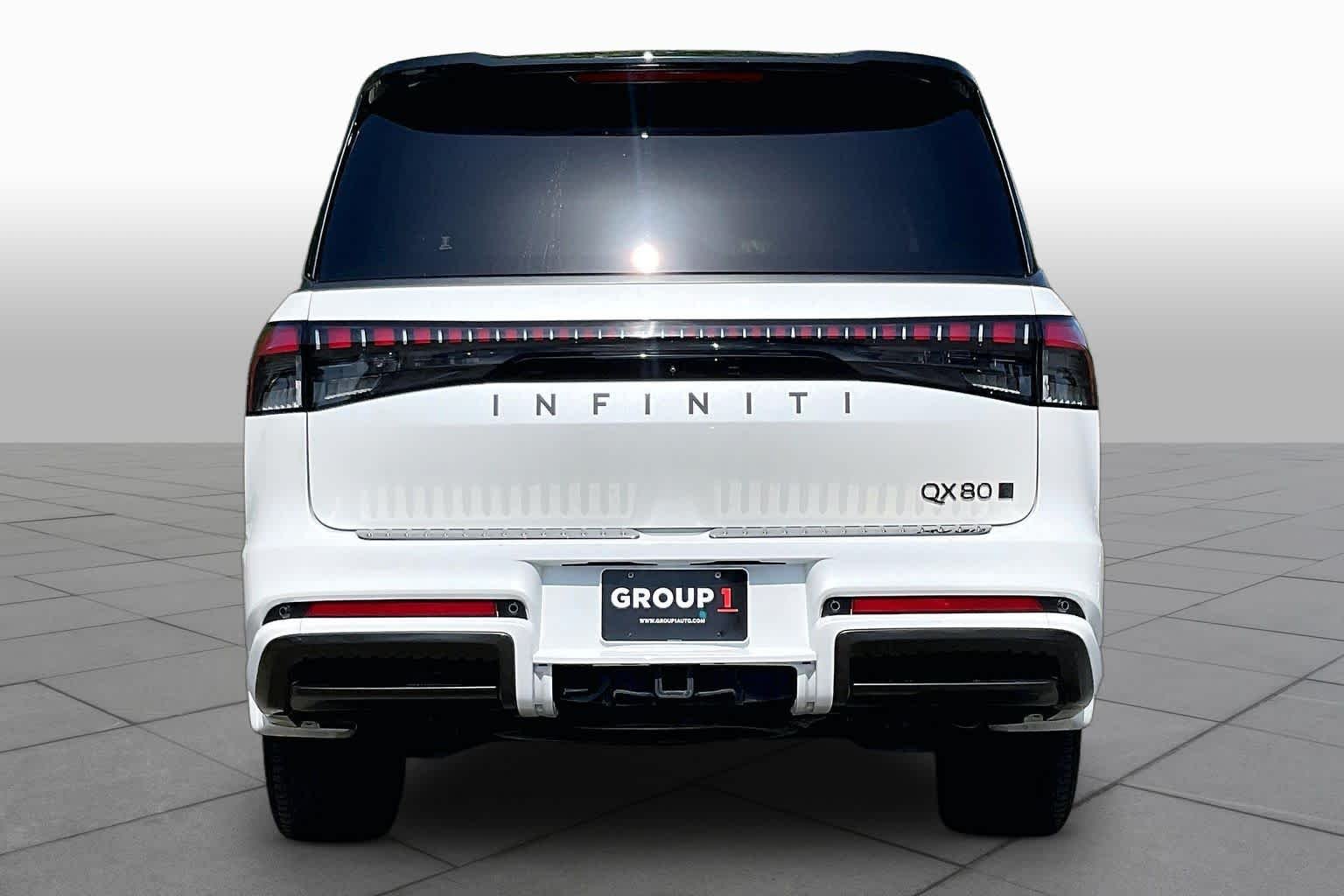 Used 2025 Radiant White/Black Obsidian INFINITI AUTOGRAPH image 4