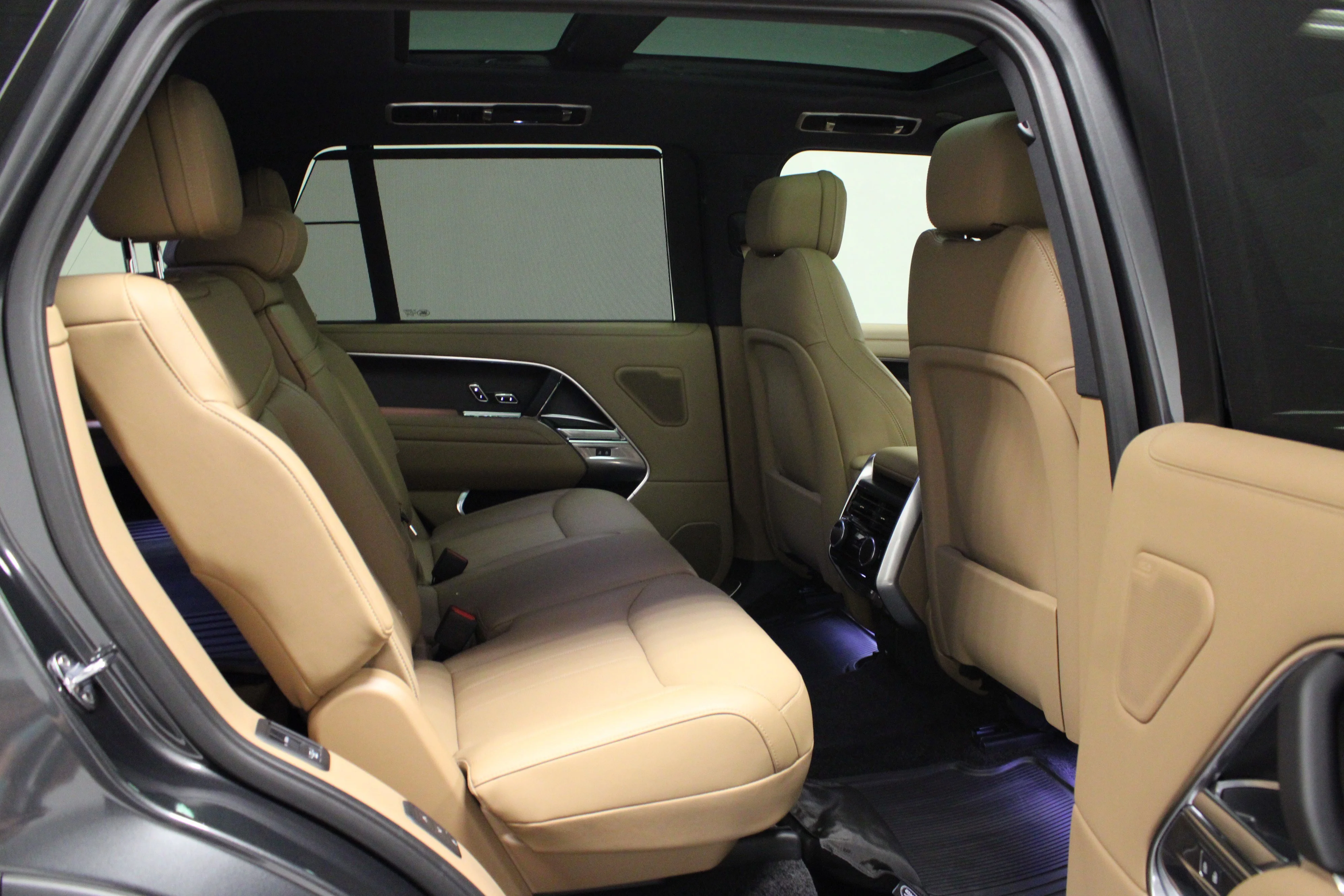 Used 2025 Carpathian Grey Premium Metallic Land Rover SE image 15