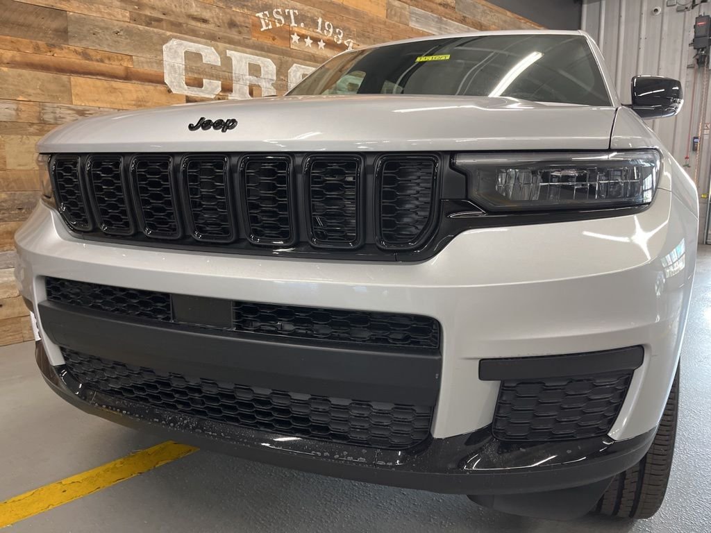 New 2025 Silver Zynith Exterior Paint Jeep Altitude X image 8