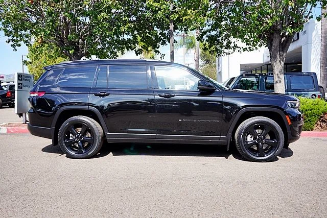 Used 2023 Black Jeep Altitude X image 6