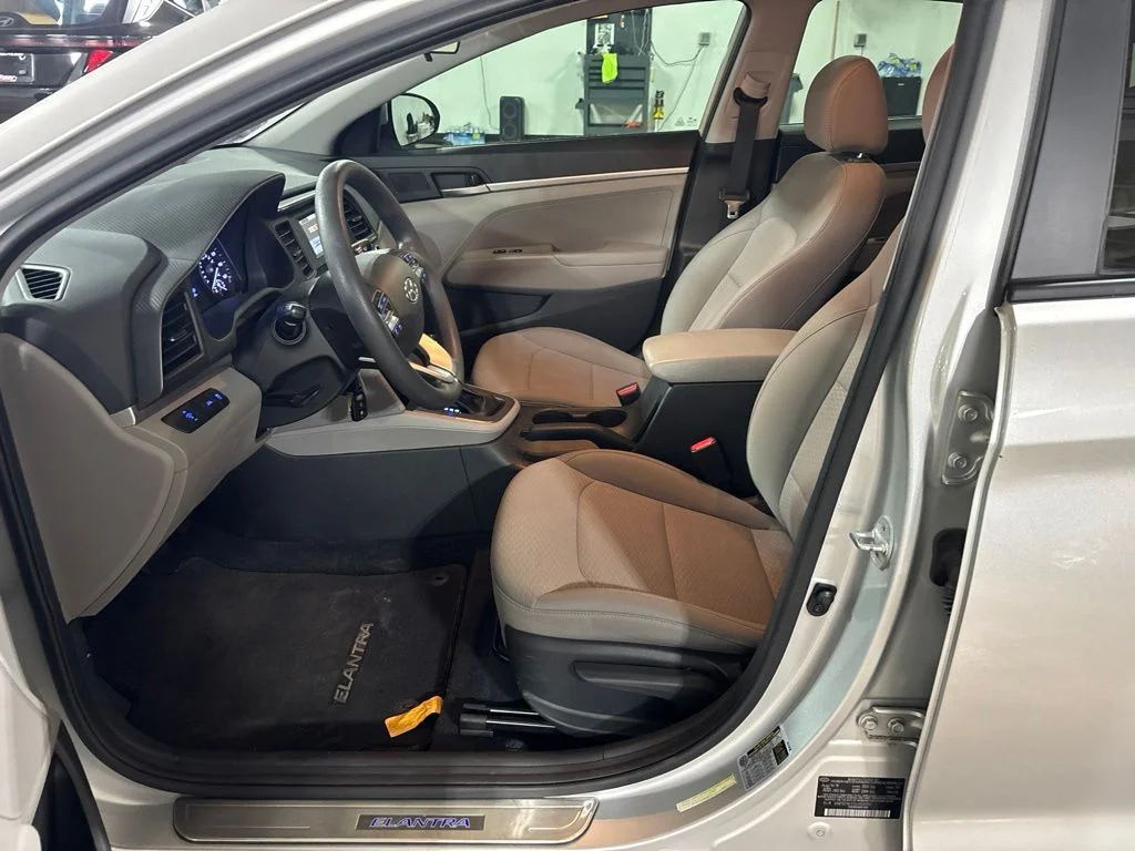 Used 2020 Silver Hyundai SE image 21