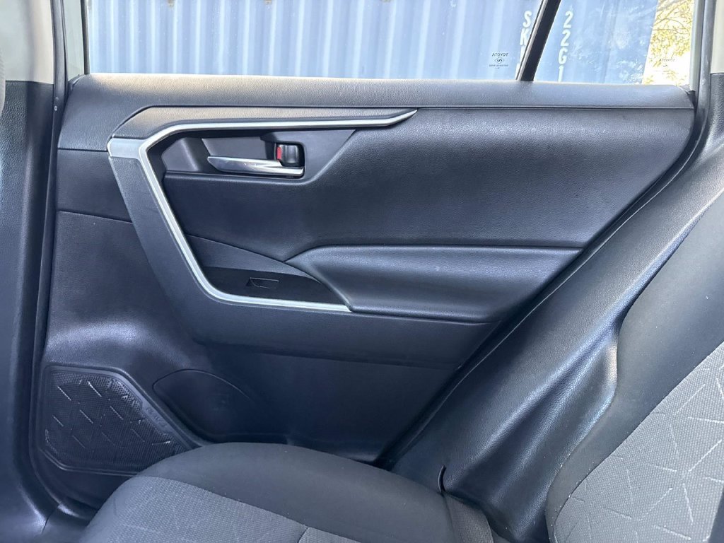 Used 2021  Toyota XLE image 17