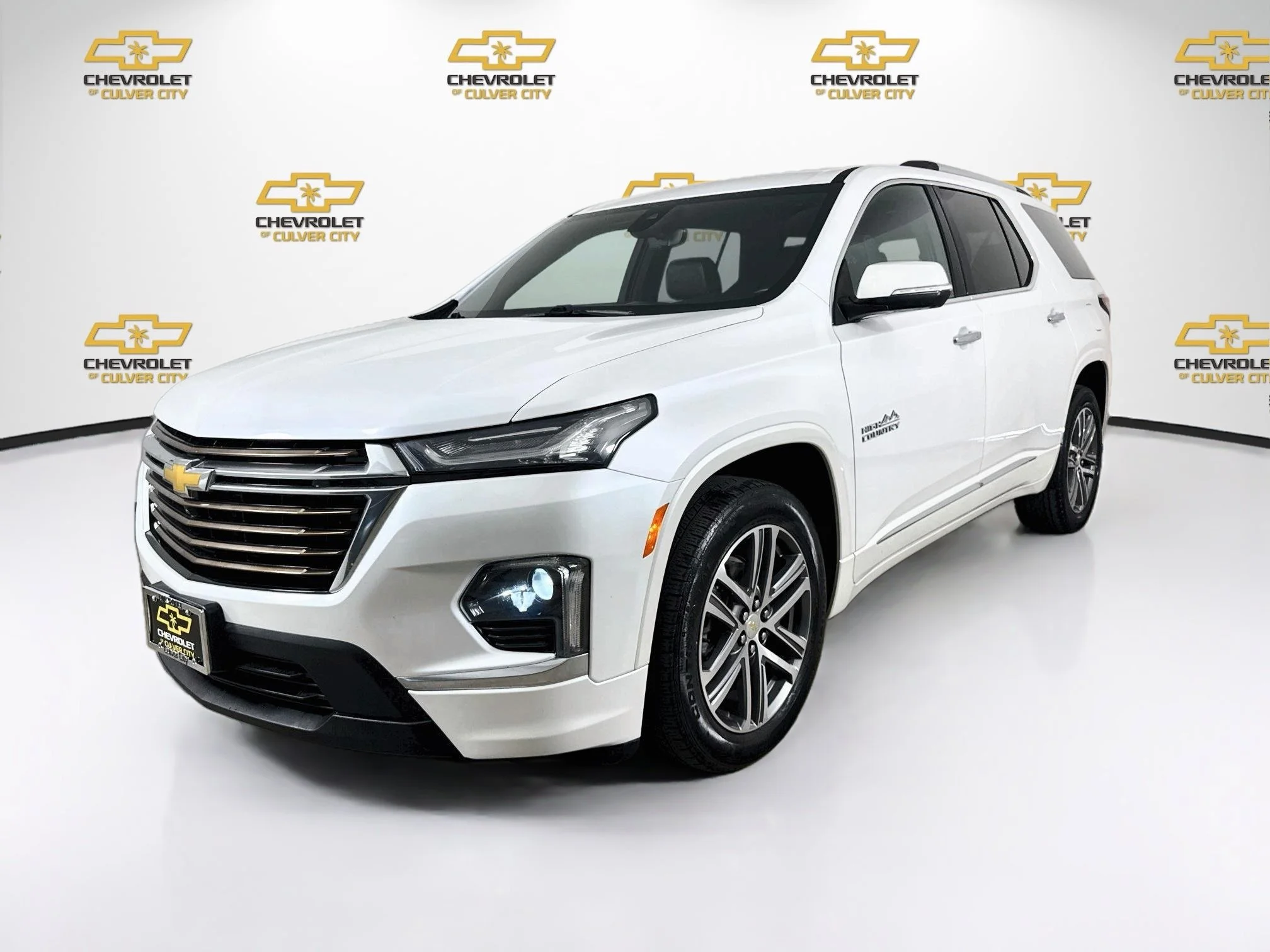 Used 2023 IRIDESCENT PEARL TRICOAT Chevrolet High Country image 3