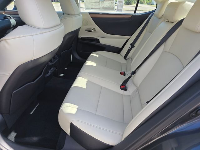 2025 Lexus ES 350 - Photo 17
