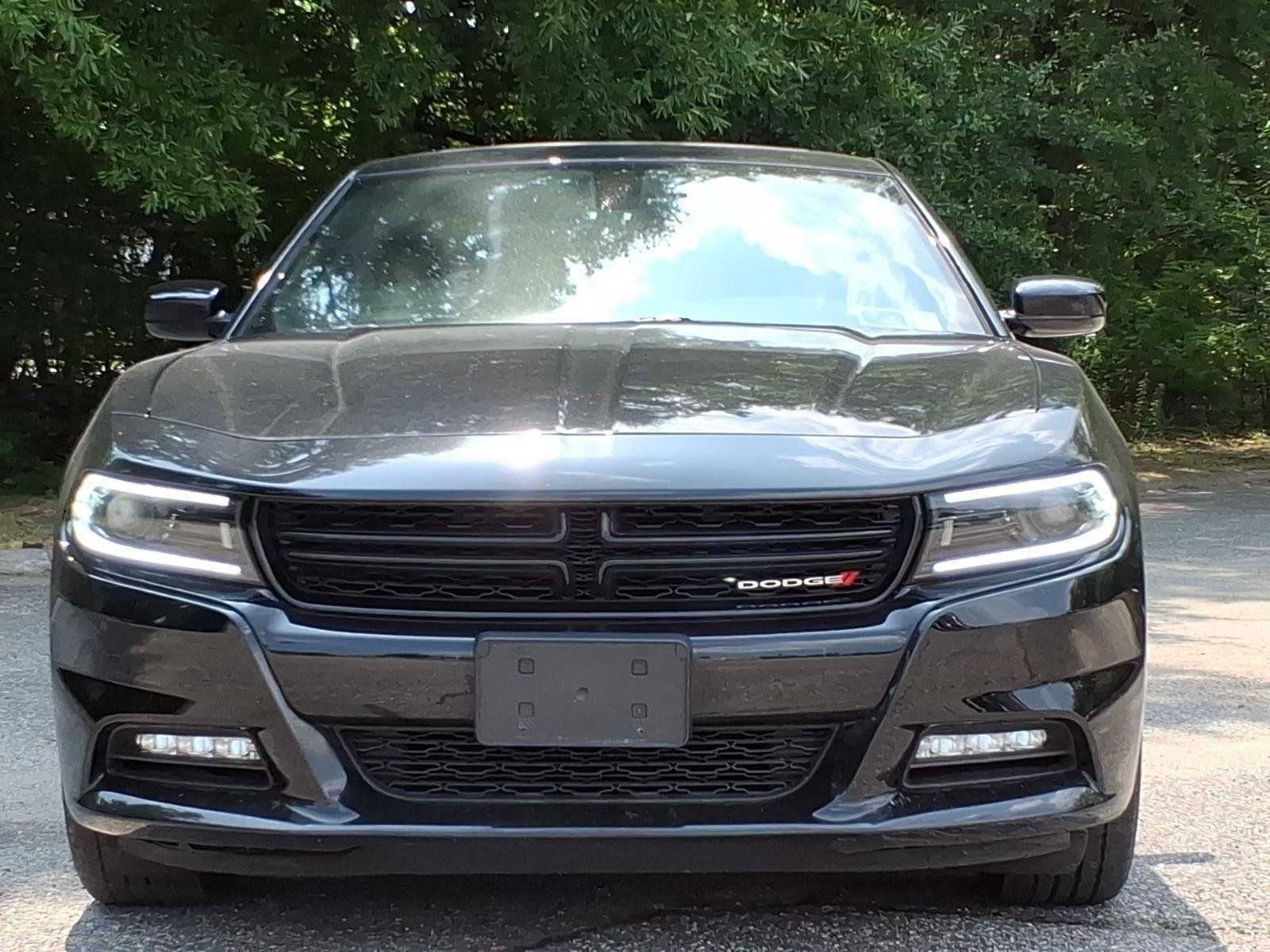 Used 2022 Pitch Black Clearcoat Dodge SXT image 2