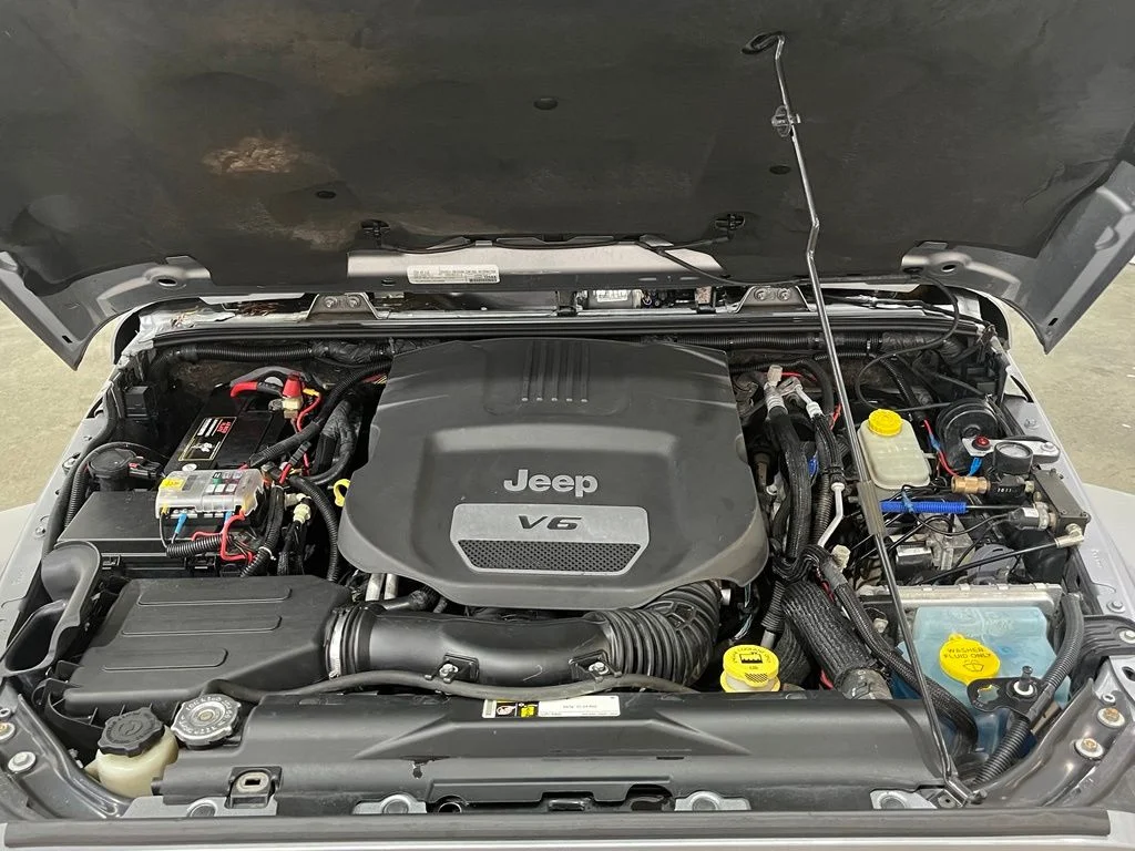 Used 2015 Silver Jeep Unlimited Rubicon image 6