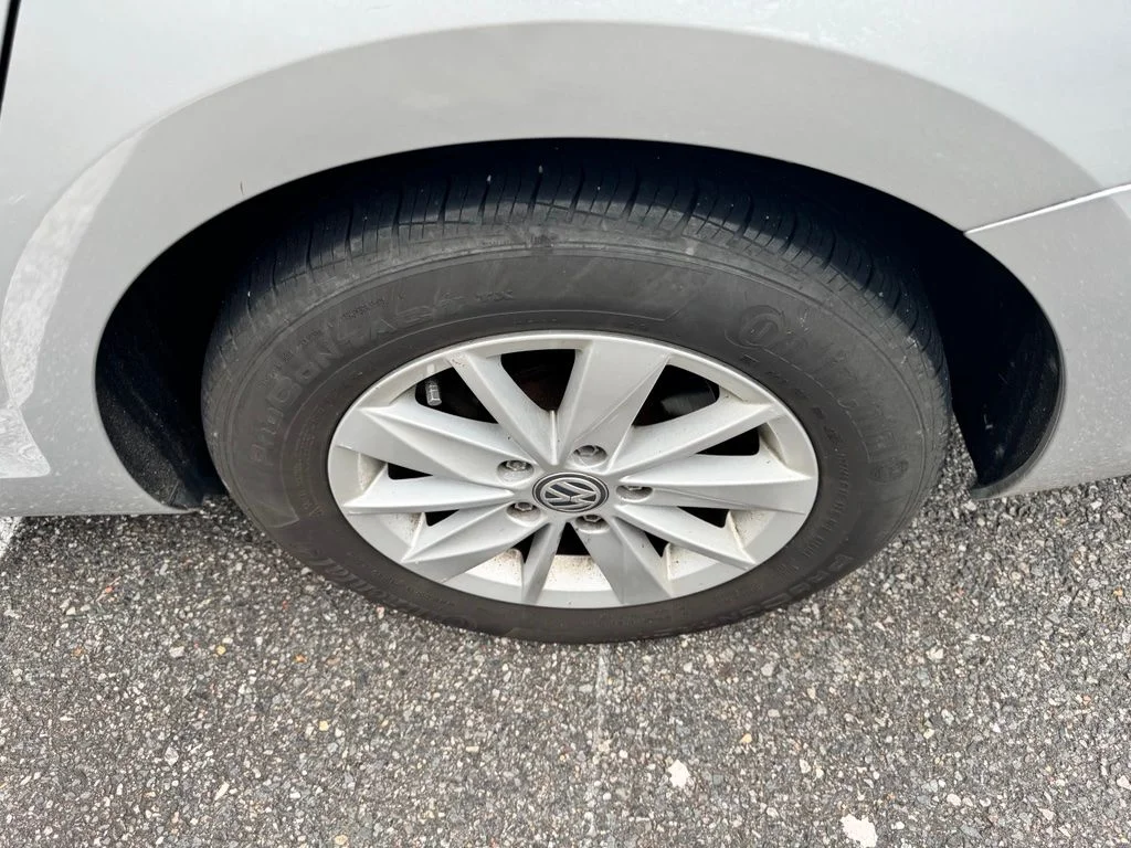 Used 2017 Silver Volkswagen  image 7