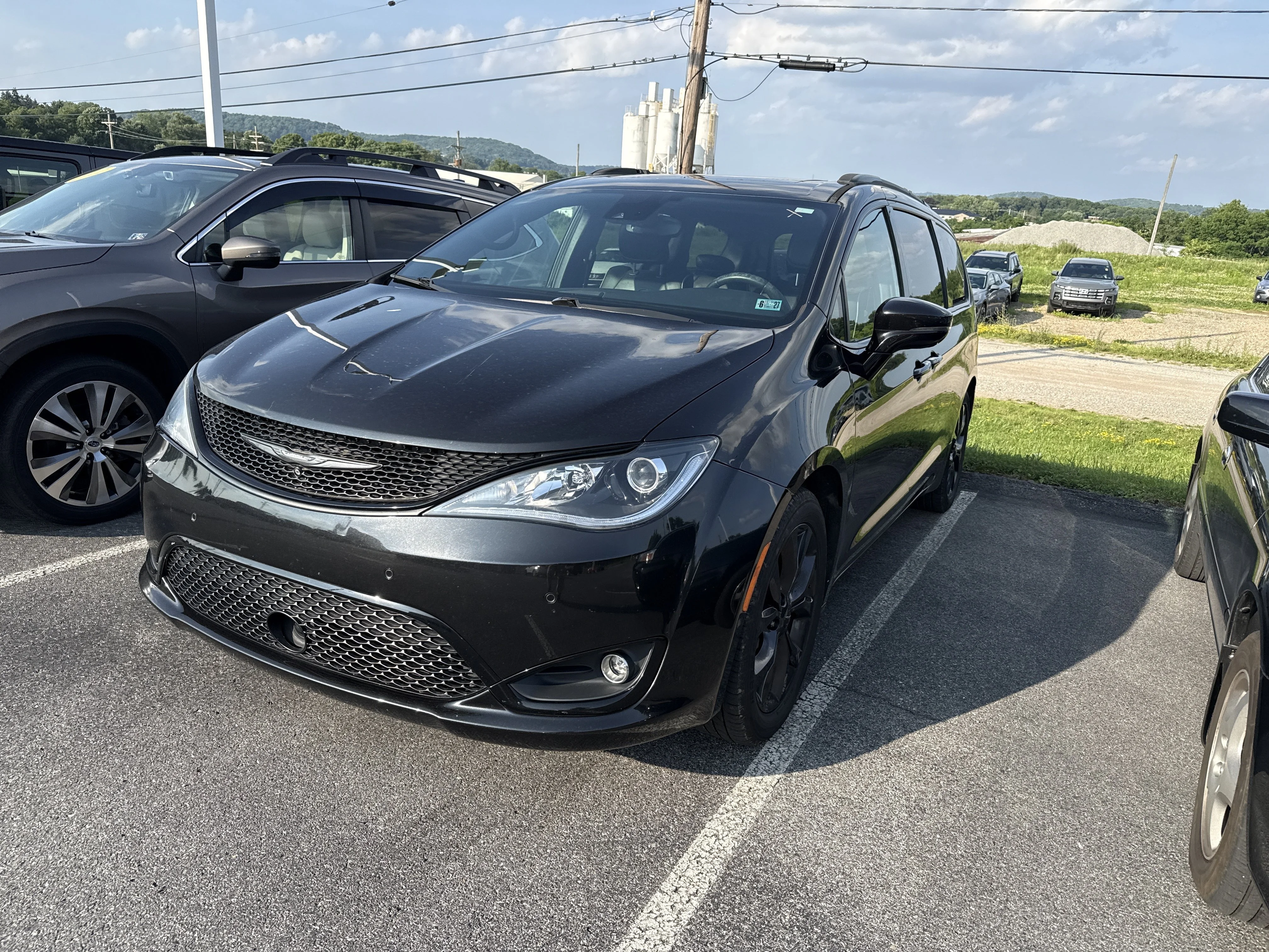 Used 2018 Brilliant Black Crystal Pearlcoat Chrysler Limited image 7