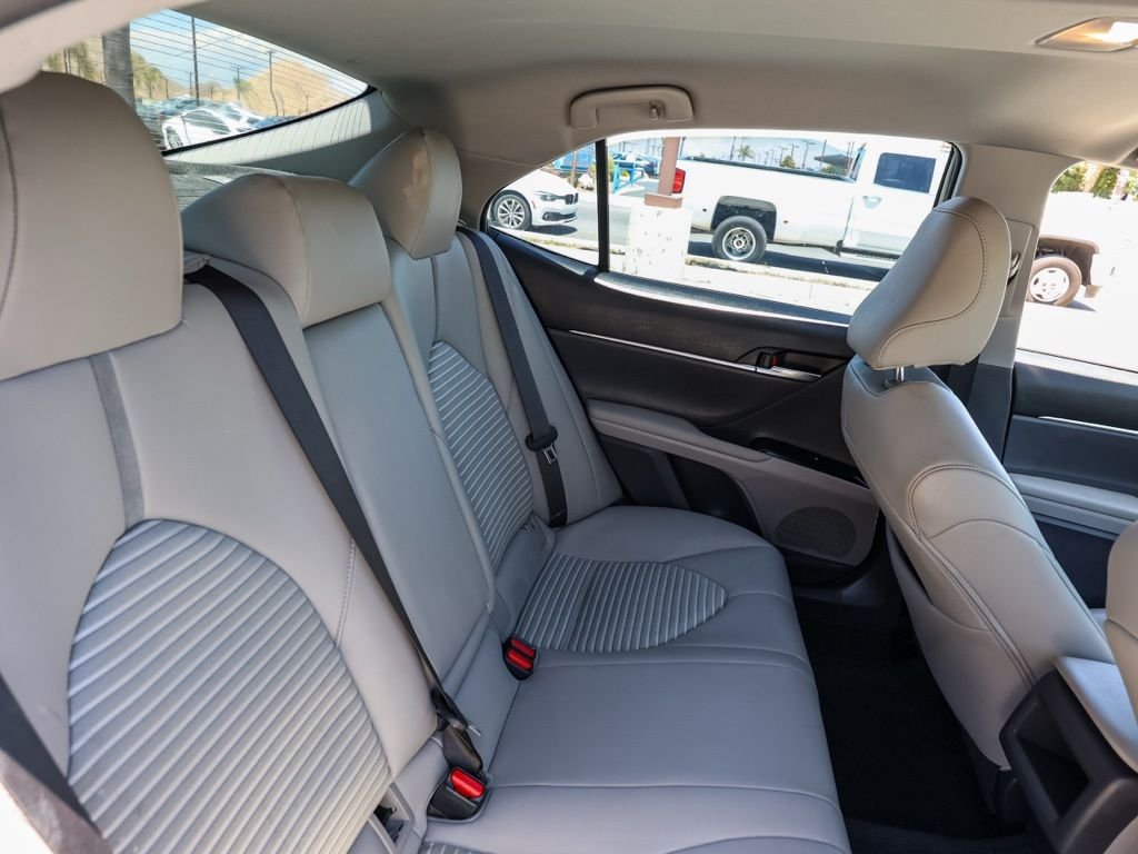 Used 2018 White Toyota SE image 16