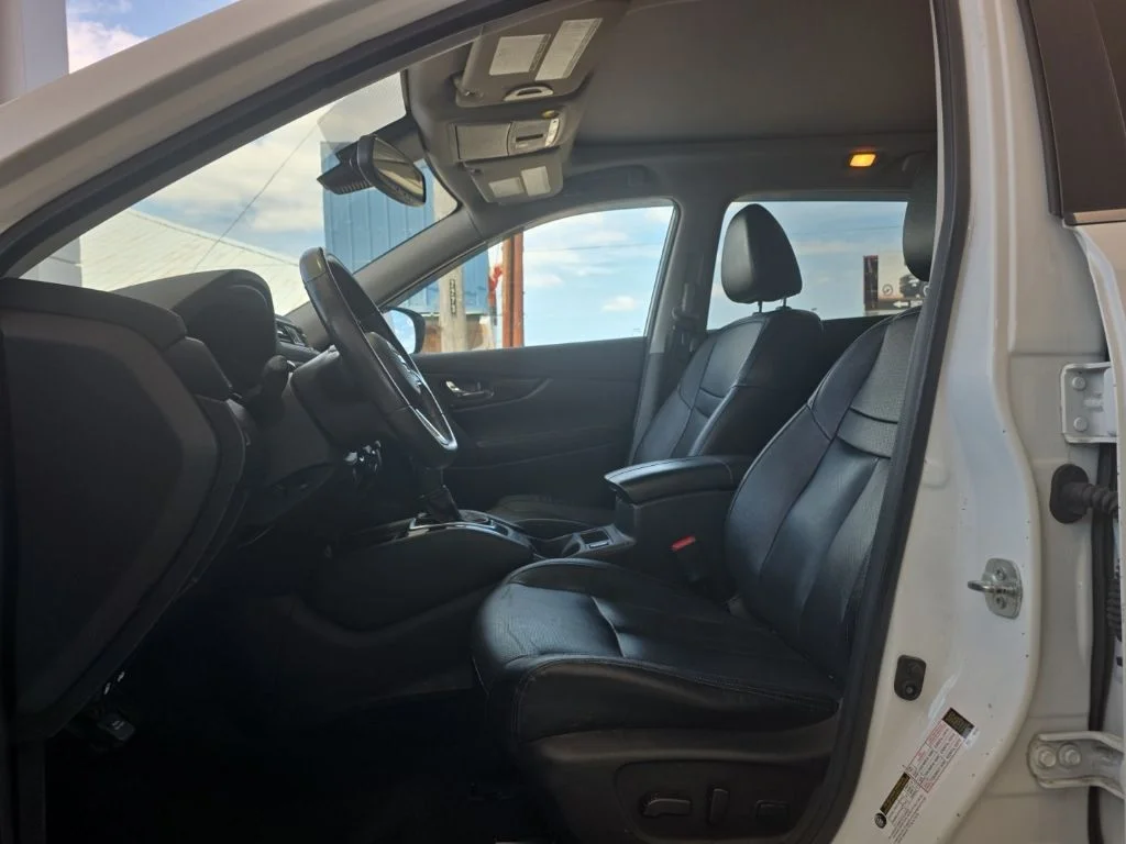 Used 2017 White Nissan SL image 12