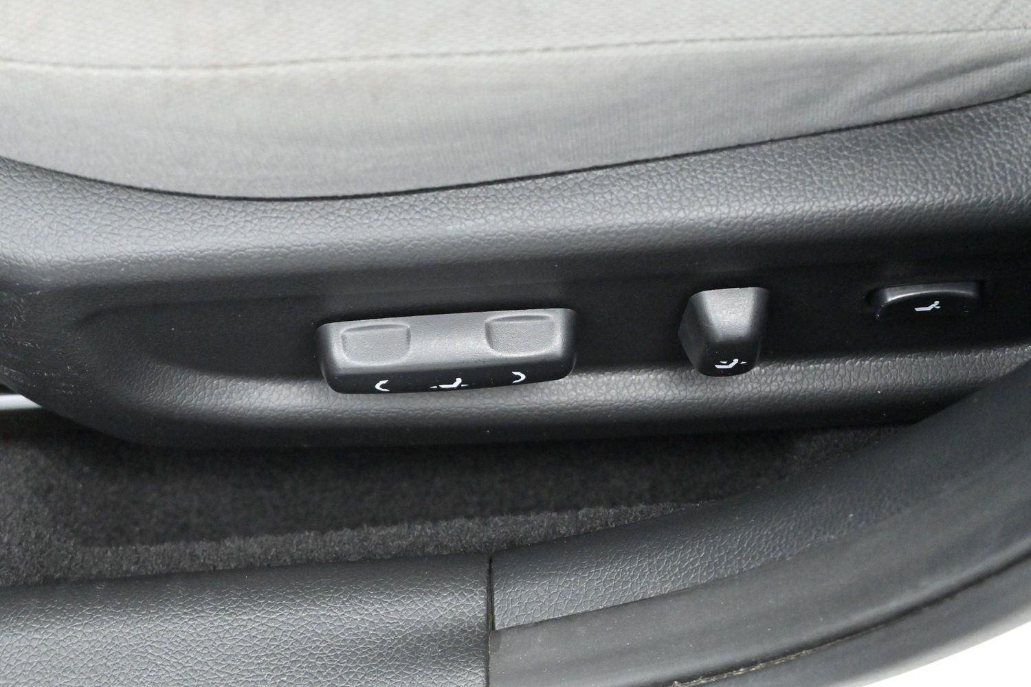 Used 2015 Snow White Pearl Kia LX image 14