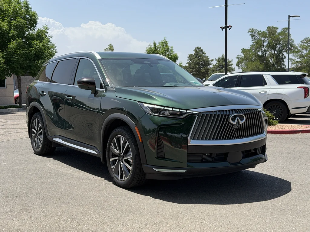 Certified Used 2026 Deep Emerald INFINITI LUXE image 3