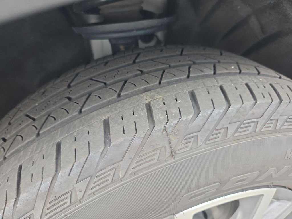 Used 2023 White GMC SLE image 34