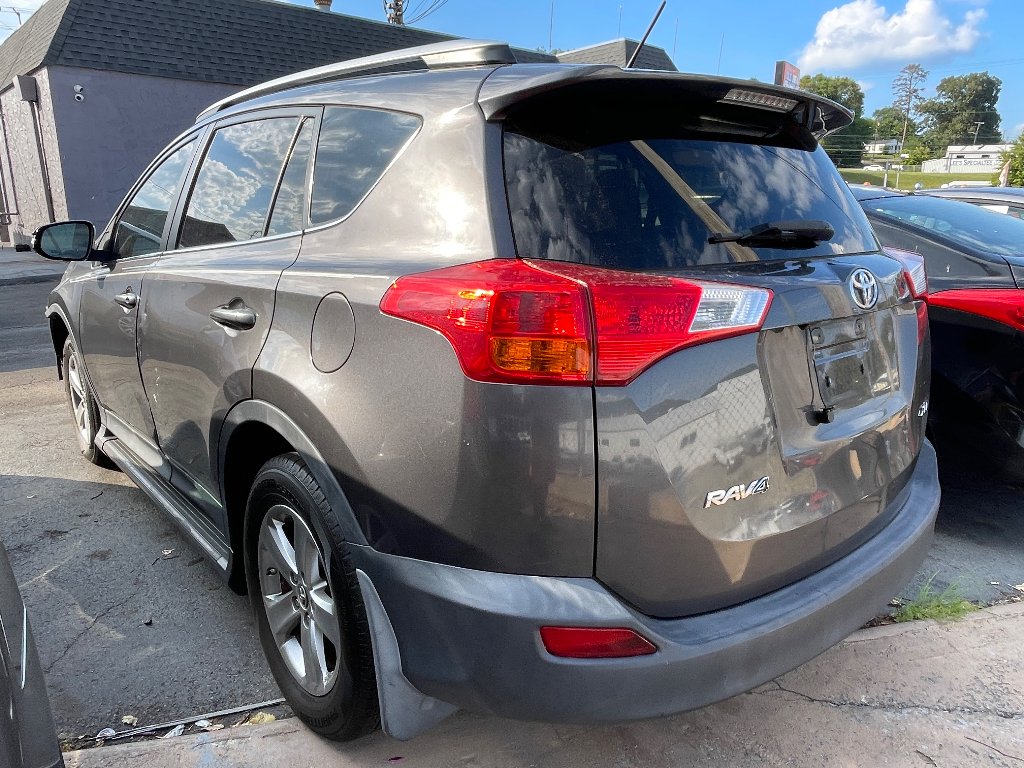 Used 2015 Magnetic Gray Metallic Toyota XLE image 3