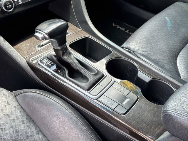 Used 2018 White Kia EX image 33