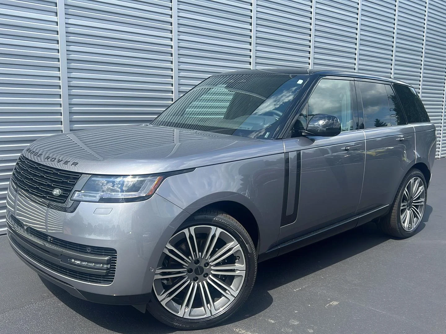 New 2026 Eiger Grey Metallic Land Rover SE image 1