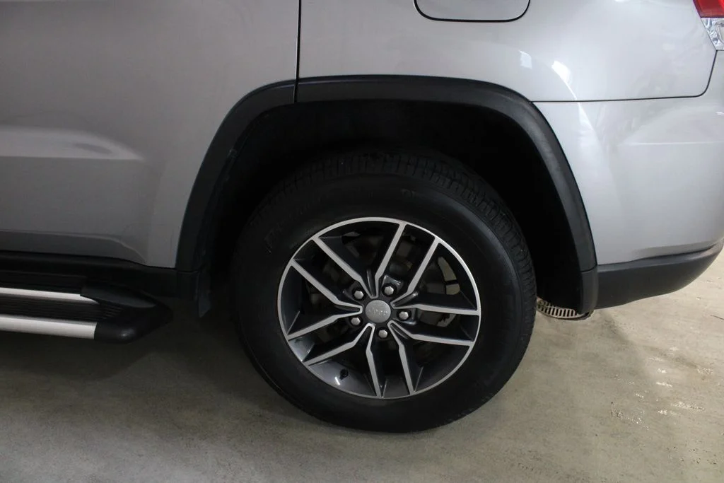 Used 2018 Silver Jeep Limited image 29